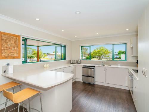 The Sunny Bach - Cooks Beach Holiday Home