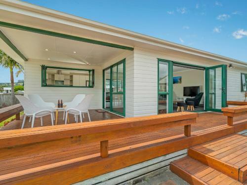 The Sunny Bach - Cooks Beach Holiday Home