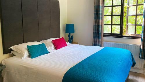 Looking Glass Cottage And Baskerville Retreat Cottage