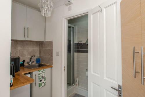 Motel Studio Apartment By Rajmoni Retrearts