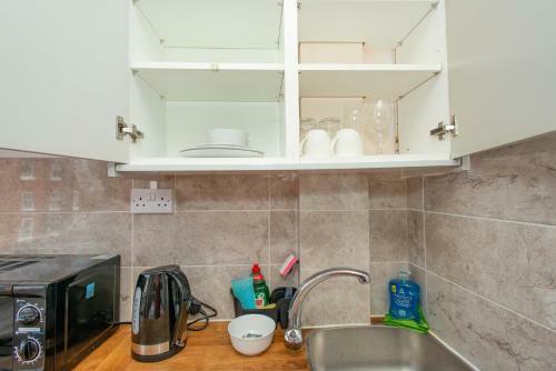 Motel Studio Apartment By Rajmoni Retrearts