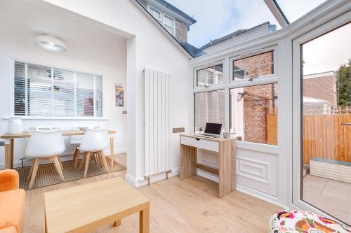 Canal Views Stunning House With Parking Sleeps 9
