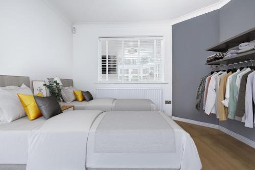 Canal Views Stunning House With Parking Sleeps 9