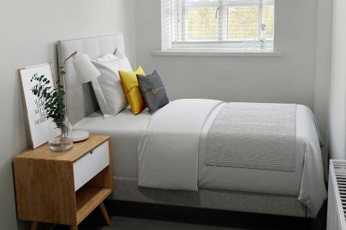 Canal Views Stunning House With Parking Sleeps 9