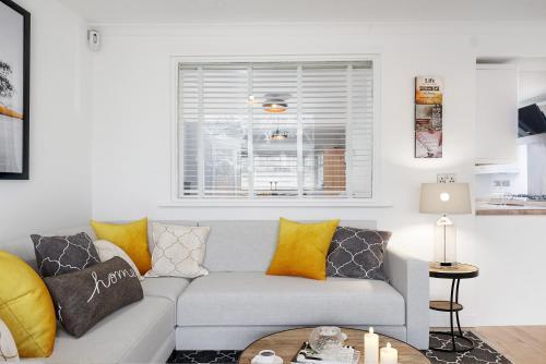 Canal Views Stunning House With Parking Sleeps 9