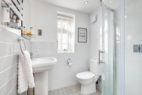 Canal Views Stunning House With Parking Sleeps 9