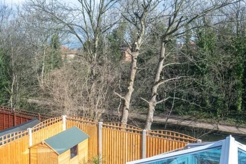 Canal Views Stunning House With Parking Sleeps 9