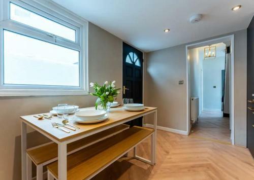 Amprenta House- Gorgeous Interior Designed 3 Bedroom Home