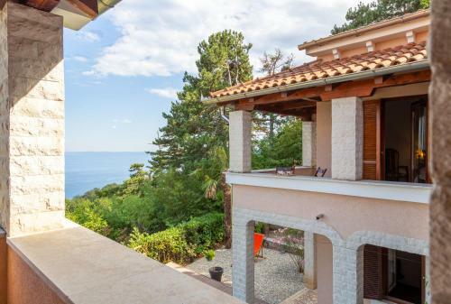 Hidden Forest Villa With Sweeping Views