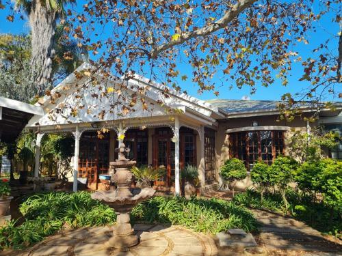 Hostal Loerie Inn Guest House
