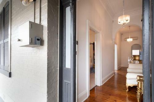 Apartamento A Modern Home With Old-world Charm In Bathurst