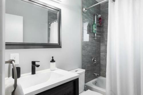 Entire 2 Bedroom Apartment Uptown Kw