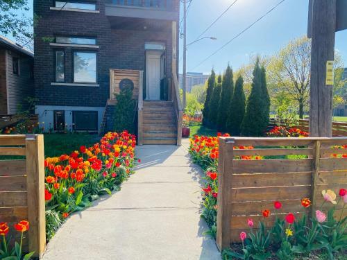 Signature 2 Bedrooms Apartment Space Share Toronto