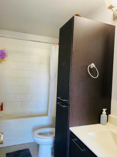 Signature 2 Bedrooms Apartment Space Share Toronto