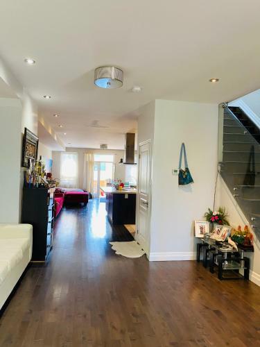 Signature 2 Bedrooms Apartment Space Share Toronto