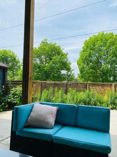 Signature 2 Bedrooms Apartment Space Share Toronto