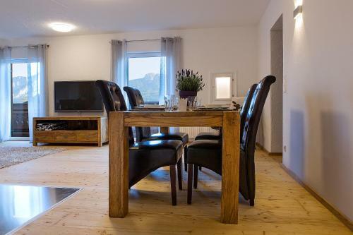 Apartment Schafbergblick Mit Balkon