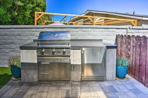 Orange County Abode With Fire Pit And Backyard!