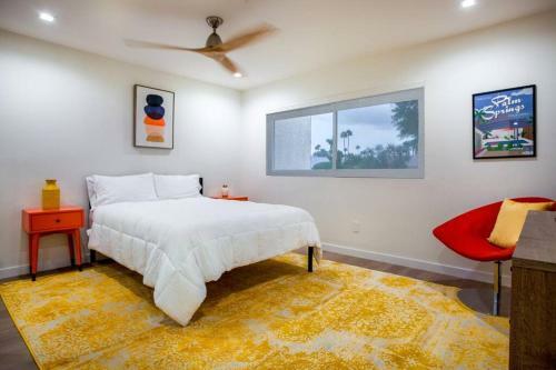Stylish Mid-century Palm Springs Condo Heated Pool
