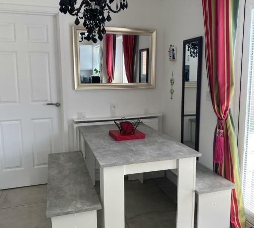 Delightful Modern 4 Bed Spacious Seaside Home.