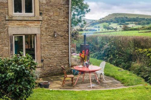 Beautiful Cosy Cottage By A Babbling Brook