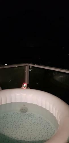 Apartamento Cozy Studio, Private Entrance, Spa & Balcony