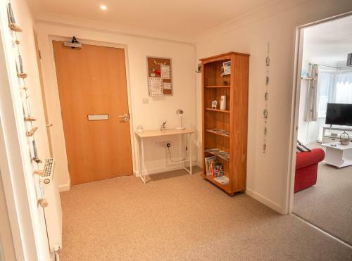 Spacious Ground Floor Apartment - Close To Beaches