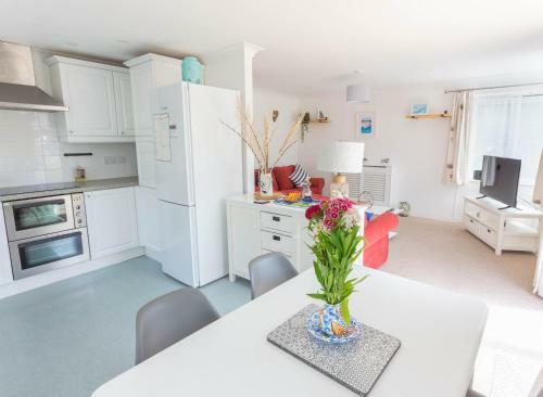 Spacious Ground Floor Apartment - Close To Beaches