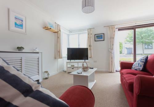 Spacious Ground Floor Apartment - Close To Beaches
