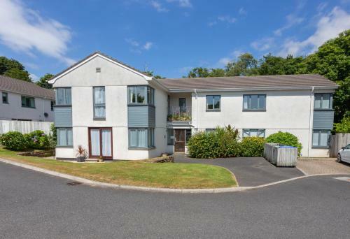 Spacious Ground Floor Apartment - Close To Beaches