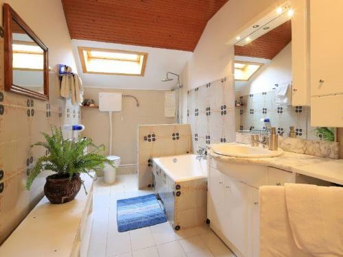 Inviting Apartment In Tribalj With Garden