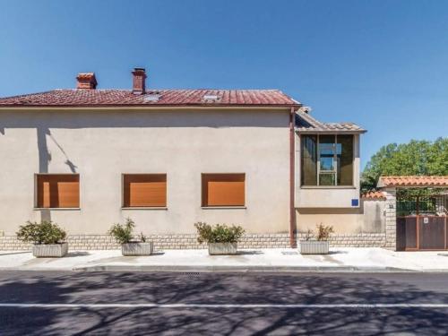 Inviting Apartment In Tribalj With Garden