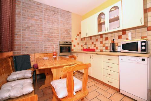 Hostal 4 Bedroom Guest House In Tisno
