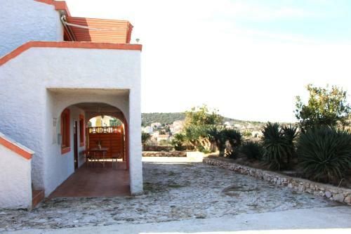 Hostal 4 Bedroom Guest House In Tisno