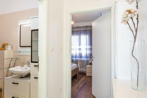 Little Cute Apartment With Sea View