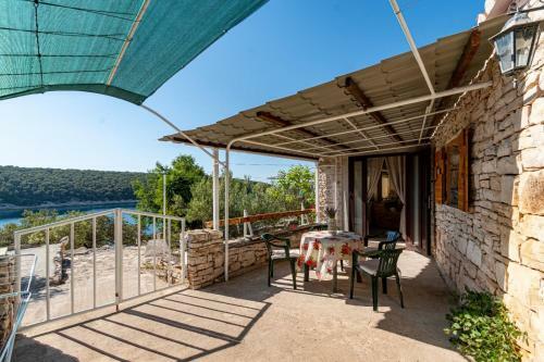 Holiday House ?irlo