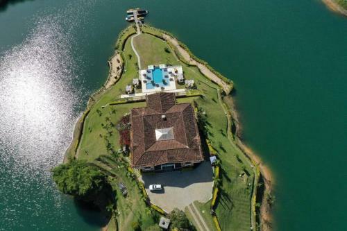 Villa Mansi�n En Guatap� - Colombia