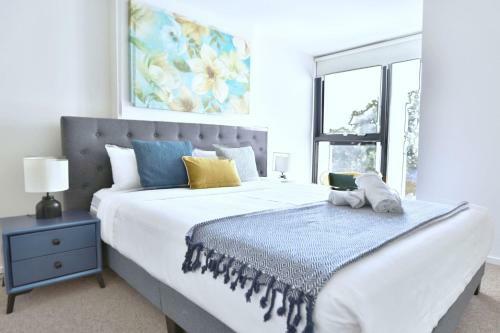 Oakleigh Stylish Townhouse With Beautiful View 04