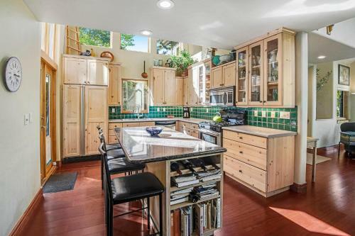 1264 Deer Blvd, West Side