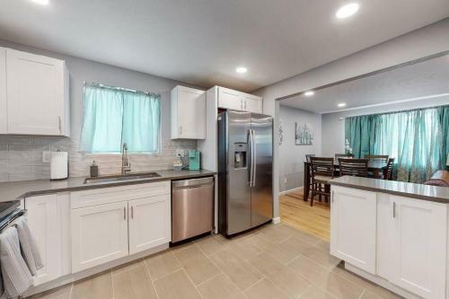 Serene Upper Unit With 2 Kings And Bright Kitchen