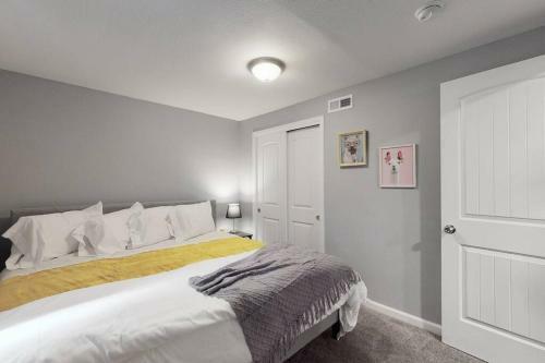 Cheerful Lower Unit With 2 Kings & Highspeed Wifi
