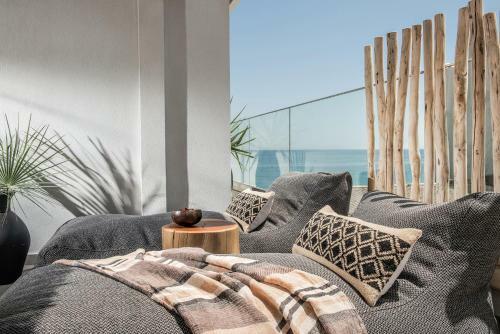 Khroma Luxury Suite 2 Beach Front Apartment