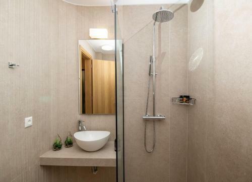 New Stylish Villa With Heated Pool & Jacuzzi!