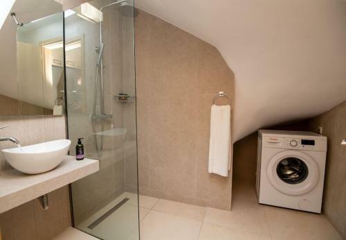 New Stylish Villa With Heated Pool & Jacuzzi!
