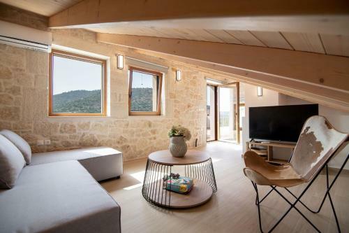 New Stylish Villa With Heated Pool & Jacuzzi!