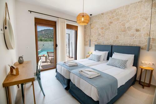 New Stylish Villa With Heated Pool & Jacuzzi!