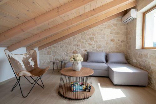 New Stylish Villa With Heated Pool & Jacuzzi!
