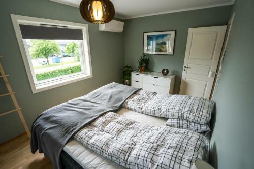 Modern Apartment Short Walk From City