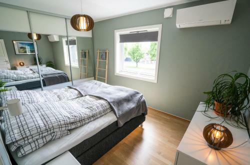 Modern Apartment Short Walk From City