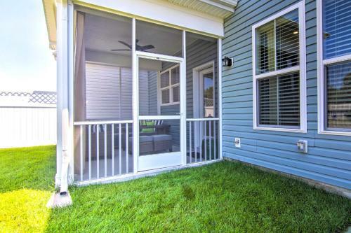 Stylish Townhome With Porch And Modern Interior!